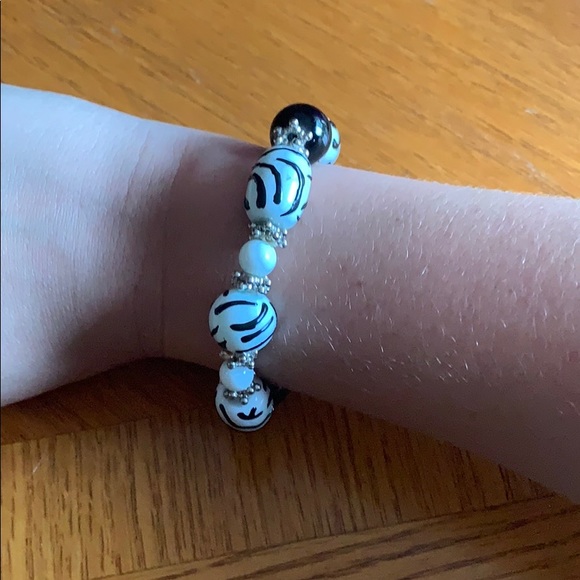 Zebra bead bracelet - Picture 2 of 3